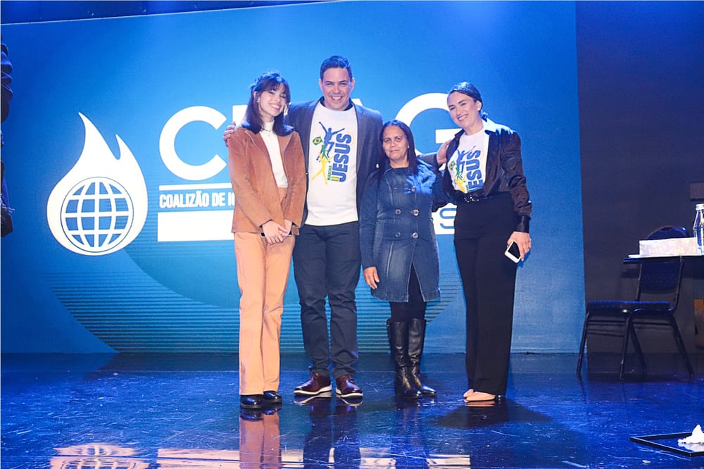 A família no palco do evento da CIEAG, na consagração pastoral de maio de 2023.