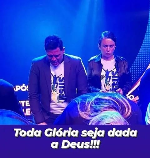 Pr. German Yaku e Pra. Patrícia Yakubisin de cabeça baixa, orando, durante a consagração pastoral na CIEAG.
