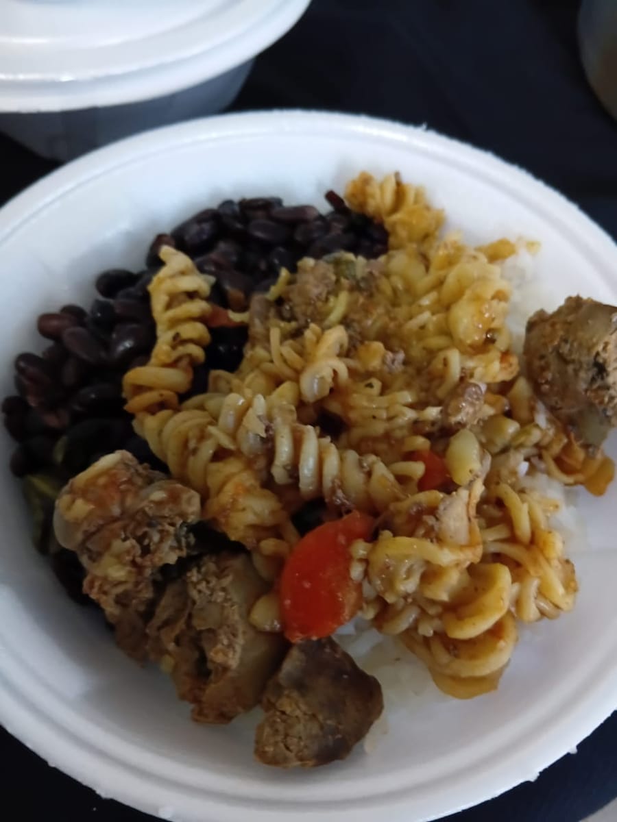 Marmita pronta com arroz, feijão, macarrão e carne.