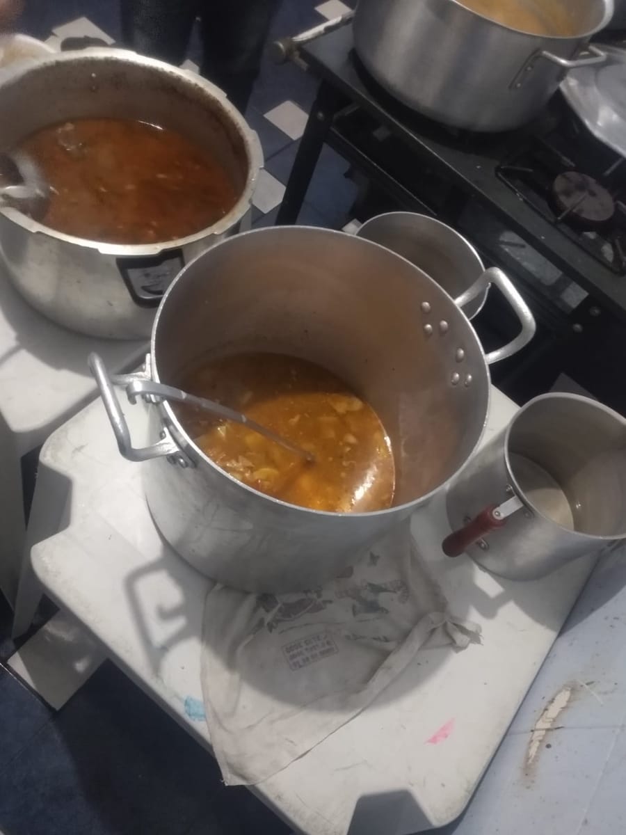Panelões no fogão da cozinha da igreja, com a comida da semana.