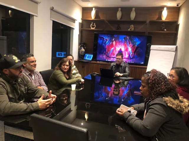O grupo de voluntários assistindo à apresentação da visão da igreja.